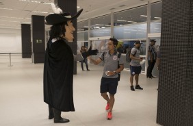 O Mosqueteiro cumprimenta o meia Jadson na chegada à Arena Corinthians