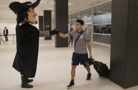 O Mosqueteiro cumprimenta o meia Marquinhos Gabriel na chegada à Arena Corinthians