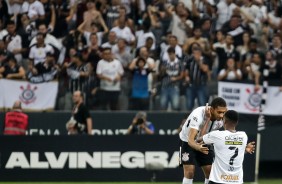 Olha a comemoração dos jogadores no gol do atacante Jô