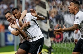 Rodriguinho e J se abraam em comemorao ao gol do atacante