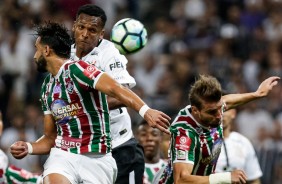 Jô disputa a bola com jogadores do Fluminense