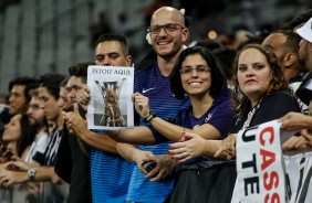 Quem disse que não teria taça na comemoração? Olha ela aí na torcida!