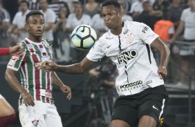Jô marcou dois gols contra o Fluminense diante uma Arena lotada de corintihanos