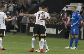 Jogadores comemoram o gol do meia Jadson, contra o Fluminense