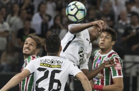 Jogadores de Corinthians e Fluminense em disputa de bola aérea