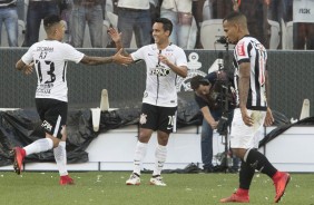 Arana cumprimenta Jadson, autor do primeiro gol do Timão sobre o Atlético-MG
