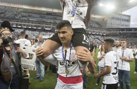 Balbuena e Mantuan com a taça de heptacampeão brasileiro