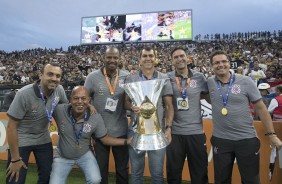 Comisso tcnica do Corinthians com a taa de heptacampeo brasileiro