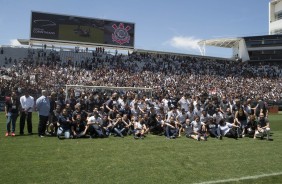 Elenco e funcionrios reunidos no ltimo treino aberto na Arena Corinthians