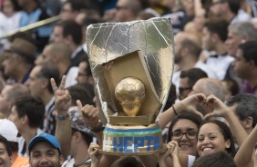 Enquanto a taa no estava no gramado, a torcida dava seu jeitinho