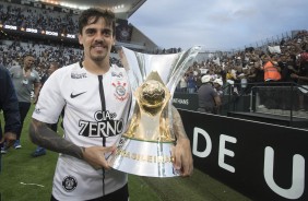 Fagner com a taça de heptacampeão brasileiro