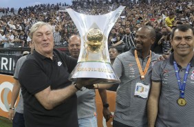 Flávio Adauto exibe a taça de heptacampeão brasileiro