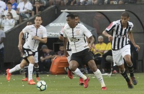 Jô atuando contra o Atlético Mineiro, na partida de entrega da taça de campeão