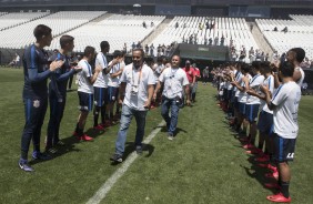 Jogadores prestam homenagem aos funcionrios do Corinthians
