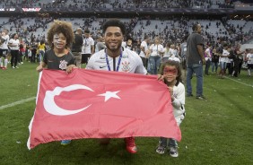 Kazim exibe a bandeira da Turquia no jogo de entrega da taa de heptacampeo