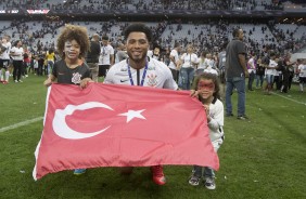 Kazim exibe a bandeira da Turquia no jogo de entrega da taça de heptacampeão