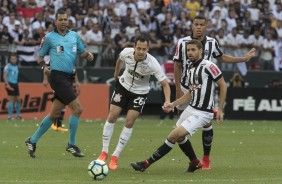 Rodriguinho atuando diante o Atlético-MG, no jogo da entrega da taça do hepta