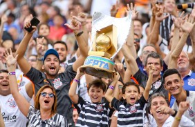 Antes mesmo do final do jogo, a taça já estava entre a torcida