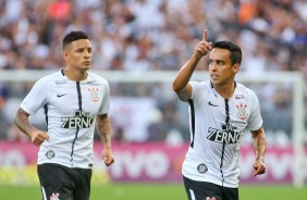 Arana e Jadson comemorando o gol do meia contra o Atlético Mineiro