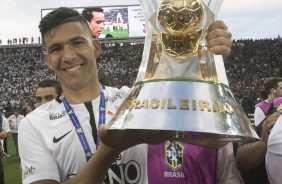 Balbuena exibe a taça de heptcampeão brasileiro