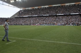 Carille  beira do gramado durante partida contra o Atltico Mineiro
