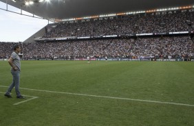 Carille à beira do gramado durante partida contra o Atlético Mineiro