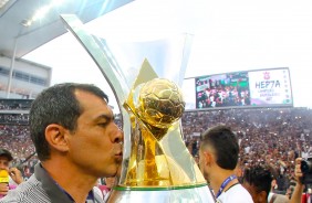 Carille beija a taça de heptacampeão brasileiro