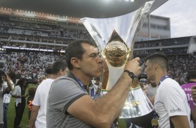 Carille beija a taça de heptcampeão brasileiro