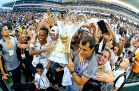 Carille com a taça de heptacampeão brasileiro