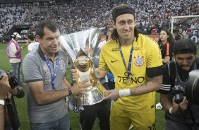 Carille e o capitão Cássio exibem a taça de heptacampeão brasileiro
