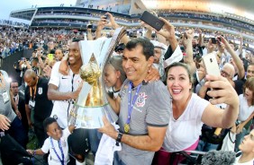 Carille exibe a taça de heptacampeão brasileiro