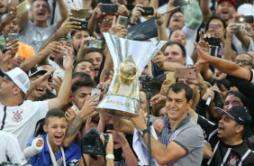 Carille no meio da torcida com a taça de heptacampeão brasileiro