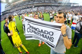 Carille segura faixa de agradecimento ao Corinthians