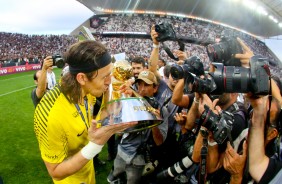 Cássio beija a taça de heptacampeão brasileiro