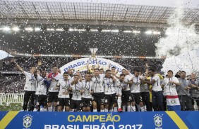 Cássio foi o escolhido para erguer a taça de heptacampeão brasileiro