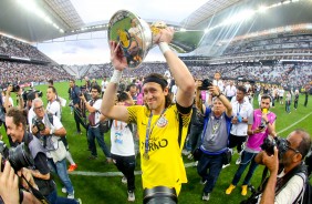 Cássio mostra a taça de heptacampeão para a torcida
