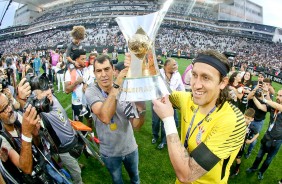 Cássio, o capitão do hepta, com a taça