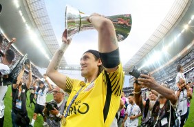 Cássio todo sorridente com a taça de heptacampeão brasileiro