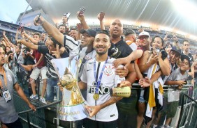 Clayson exibe a taça de heptacampeão brasileiro
