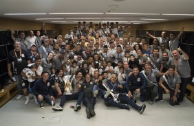 Elenco e comissão reunidos com a taça de heptacampeão brasileiro