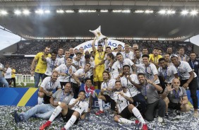 Elenco reunido para a erguer a taça de heptacampeão brasileiro