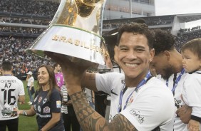 Giovanni Augusto e taça de heptacampeão brasileiro