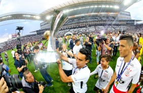 Jadson segura a taça de heptacampeão brasileiro