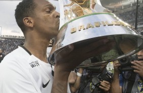 Jô beija a taça de heptacampeão brasileiro