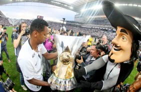 Jô e Mosqueteiro com a taça de heptacampeão brasileiro