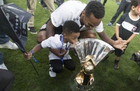 Jô e seu filho beijam a taça de heptcampeão brasileiro