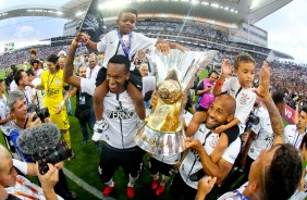 J e seu filho na Arena Corinthians durante o jogo da entrega da taa