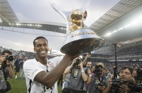 Jo exibe a taça de heptacampeão brasileiro