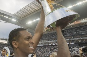 O atacante Jô e a taça do hepta do Corinthians