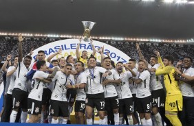 O capitão Càssio ergueu a taça de heptacampeão brasileiro